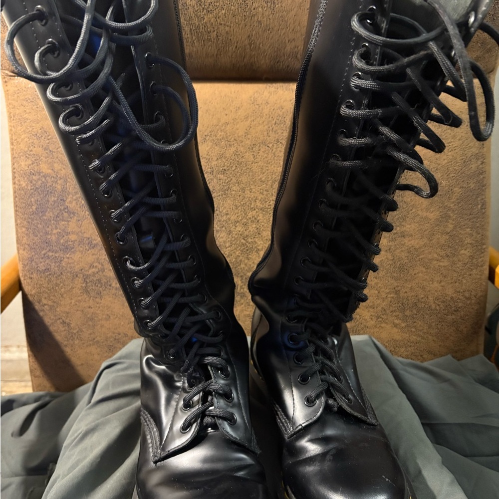 Doc Marten 1B60 20 eye lace up boots